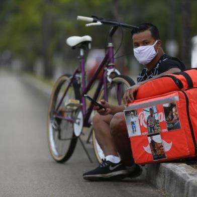  PORTO ALEGRE, RS, BRASIL, 23/10/2020- Cristiano Luiz Soares de Soares é chaveiro e com a pandemia começou a fazer entregas de bicicleta para complementar a renda. Foto:  Lauro Alves  / Agencia RBS<!-- NICAID(14624088) -->