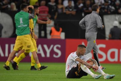 Luan (R) of Brazils Corinthians reacts in dejection after his team lost a 2020 Copa Libertadores football match against Paraguays Guarani at Arena Corinthians stadium, in Sao Paulo, Brazil, on February 12, 2020. (Photo by NELSON ALMEIDA / AFP)<!-- NICAID(14418821) -->