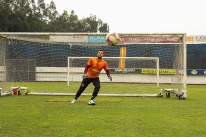 Goleiro do Caxias, Marcelo Pitol realiza treinamento no Estádio Centenário.<!-- NICAID(14624774) -->