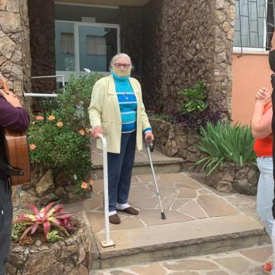 Projeto Uma canção pra você da Associação Caxiense de Atenção ao Idoso (Scan) leva música para idosos. Na foto  Eiraci Guerras Casagrande, 88 anos, recebe serenata em casa. <!-- NICAID(14624780) -->