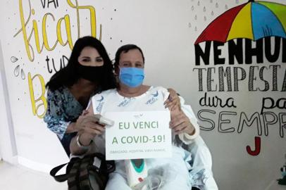  Após 11 dias internado por complicações da covid-19 na Unidade de Terapia Intensiva (UTI) do Hospital Virvi Ramos, em Caxias do Sul, Volney Onofre Pimentel Ferreira, 72, foi transferido para o setor clínico nesta sexta-feira (23).<!-- NICAID(14624809) -->