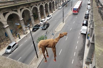  PORTO ALEGRE, 23/10/2020 - Instalação artística no Viaduto Otávio Rocha, na Avenida Borges de Medeiros, pendura bonecos gigantes sobre a via<!-- NICAID(14624608) -->