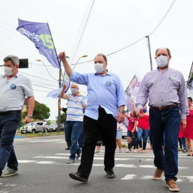 A campanha de rua do candidato Carlos Búrigo nesta sexta-feira, 23, contou com o ex-governador José Ivo Sartor, caminhando pela Av. Bom Pastor, no Bairro Kayser.<!-- NICAID(14624823) -->