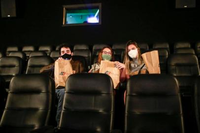  PORTO ALEGRE, RS, BRASIL 2020.10.23 - Mesmo com protocolo sobre reabertura de cinemas, público não aparece em algumas salas da capital. Na foto: Sala do Shopping Moinhos de Vento, Glaucia Hanna , Guilherme vanazzi e Clara Cavagnoli (Clara é a do meio). (Foto: ANDRÉ ÁVILA/ Agência RBS)Indexador: Andre Avila<!-- NICAID(14625108) -->