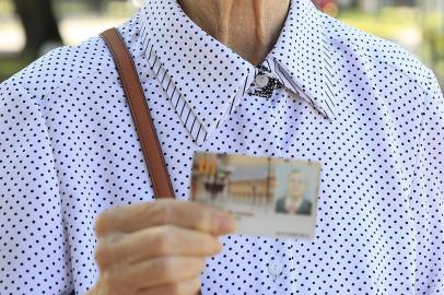  PORTO ALEGRE, RS, BRASIL, 28-12-2017: Susana Neto, 79 anos, com seu passaporte de isenção. Ela teve o cartão TRI suspenso pela segunda vez em três meses pela EPTC e foi reclamar seus direitos. Ela garante que o uso não foi indevido, mas continua com o benefício bloqueado. (Foto: Mateus Bruxel / Agência RBS)<!-- NICAID(13343110) -->