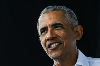 Barack Obama discursa em comício de Joe Biden em Miami, na Flórida.Supporters listen to Former US President Barack Obama speak at a Biden-Harris drive-in rally in Miami, Florida on October 24, 2020. (Photo by CHANDAN KHANNA / AFP)<!-- NICAID(14625324) -->