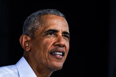 Barack Obama discursa em comício de Joe Biden em Miami, na Flórida.Supporters listen to Former US President Barack Obama speak at a Biden-Harris drive-in rally in Miami, Florida on October 24, 2020. (Photo by CHANDAN KHANNA / AFP)<!-- NICAID(14625327) -->