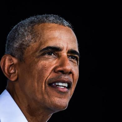 Barack Obama discursa em comício de Joe Biden em Miami, na Flórida.Supporters listen to Former US President Barack Obama speak at a Biden-Harris drive-in rally in Miami, Florida on October 24, 2020. (Photo by CHANDAN KHANNA / AFP)<!-- NICAID(14625327) -->