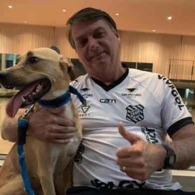 Bolsonaro posta foto ao lado de cão e diz: vacina obrigatória só no Faísca<!-- NICAID(14625332) -->