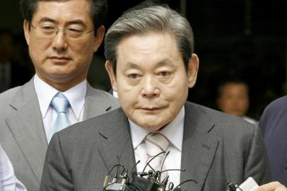 (FILES) In this file photo taken on July 11, 2008 (FILES) Lee Kun-Hee (C), former Samsung Group chairman, leaves after his trial as reporters ask him questions at a Seoul court. - Lee died on October 25 at the age of 78, the company said. (Photo by JEON HYEONG-JIN / AFP FILES / AFP)<!-- NICAID(14625335) -->
