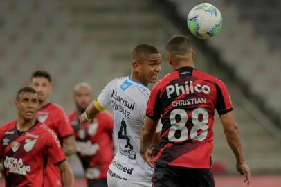 ATHLETICO E GRÊMIOPR - ATHLETICO/GRÊMIO - ESPORTES - David Braz e Christian durante Athletico e Grêmio. Partida válida pela 18ª rodada do Campeonato Brasileiro 2020. Estádio Joaquim Américo Guimarães. Curitiba, PR. 25/10/2020 - Foto: REINALDO REGINATO/FOTOARENA/FOTOARENA/ESTADÃO CONTEÚDOEditoria: ESPORTESLocal: CURITIBAIndexador: REINALDO REGINATOFonte: 1982554Fotógrafo: FOTOARENA<!-- NICAID(14625701) -->