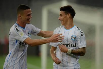 ATHLETICO E GRÊMIOPR - ATHLETICO/GRÊMIO - ESPORTES - Ferreira marca para o Grêmio durante Athletico e Grêmio. Partida válida pela 18ª rodada do Campeonato Brasileiro 2020. Estádio Joaquim Américo Guimarães. Curitiba, PR. 25/10/2020 - Foto: REINALDO REGINATO/FOTOARENA/FOTOARENA/ESTADÃO CONTEÚDOEditoria: ESPORTESLocal: CURITIBAIndexador: REINALDO REGINATOFonte: 1982614Fotógrafo: FOTOARENA<!-- NICAID(14625766) -->