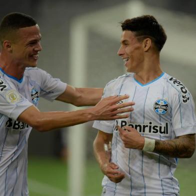 ATHLETICO E GRÊMIOPR - ATHLETICO/GRÊMIO - ESPORTES - Ferreira marca para o Grêmio durante Athletico e Grêmio. Partida válida pela 18ª rodada do Campeonato Brasileiro 2020. Estádio Joaquim Américo Guimarães. Curitiba, PR. 25/10/2020 - Foto: REINALDO REGINATO/FOTOARENA/FOTOARENA/ESTADÃO CONTEÚDOEditoria: ESPORTESLocal: CURITIBAIndexador: REINALDO REGINATOFonte: 1982614Fotógrafo: FOTOARENA<!-- NICAID(14625766) -->