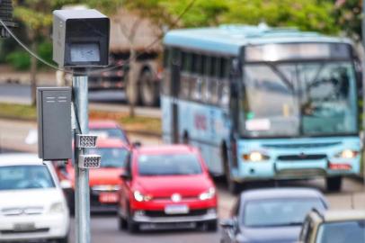  EM BAIXANovo pardal instalado em Porto Alegre, na Avenida bento Gonçalves. Começa a multar meia-noite desta segunda-feira 26 de outubro de 2020.<!-- NICAID(14625887) -->