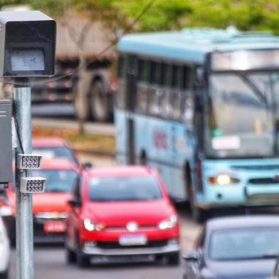  EM BAIXANovo pardal instalado em Porto Alegre, na Avenida bento Gonçalves. Começa a multar meia-noite desta segunda-feira 26 de outubro de 2020.<!-- NICAID(14625887) -->