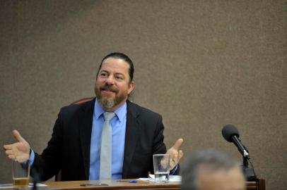  CAXIAS DO SUL, RS, BRASIL, 08/10/2019A Câmara de Vereadores aprovou por maioria o sétimo pedido de impeachment contra o prefeito de Caxias do Sul, Daniel Guerra (Republicanos). Quatorze parlamentares votaram pelo acolhimento da denúncia e oito se posicionaram contra a admissibilidade. Com o acolhimento, uma Comissão Processante, composta por três vereadores, dará prosseguimento à análise.Pela terceira vez, o documento foi assinado ex-vice-prefeito de Caxias, Ricardo Fabris de Abreu. Na denúncia, o autor apresentou quatro principais itens como motivação pelo pedido afastamento do prefeito. Entre eles, a não cedência da Praça Dante Alighieri e arredores para realização da benção dos freis Capuchinhos e a Parada Livre e supostas irregularidades na decisão de fechamento do Pronto-Atendimento 24 Horas sem oitiva do Conselho Municipal de Saúde. Também contestava o chamamento público para a empresa administradora da unidade de Pronto-Atendimento (UPA) Central.  Renato Nunes PR(Lucas Amorelli/Agência RBS)<!-- NICAID(14281225) -->