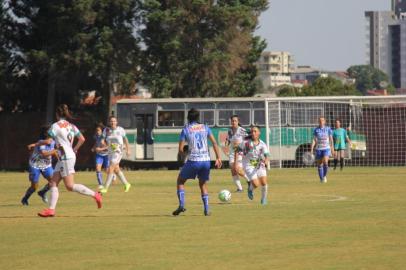 As gurias do Brasil de Farroupilha voltaram a campo neste domingo (25), pelo Brasileirão A-2, no estádio das Castanheiras. Em partida válida pela segunda rodada da competição, o time da Serra Gaúcha acabou derrotado pelo Napoli-SC por 5 a 0. Os gols foram marcados por Karen, duas vezes, Maluu, Mari e Beatriz.<!-- NICAID(14626271) -->