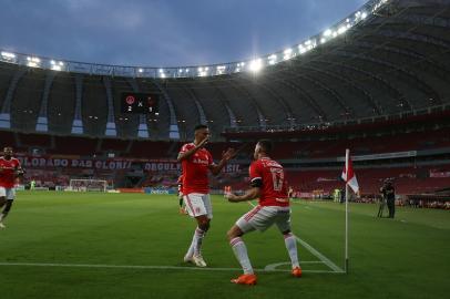 Thiago Galhardo comemorando gol do Inter contra o Flamengo, no Beira-Rio