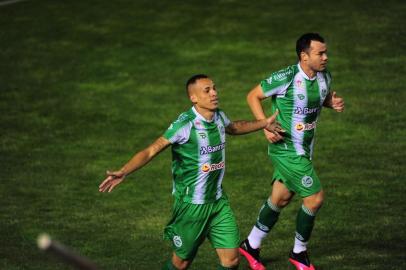 CAXIAS DO SUL, RS, BRASIL, 20/10/2020. Juventude x Avaí, jogo válido pela 17ª rodada da Série B do Campeonato Brasileiro 2020 e realizado no estádio Alfredo Jaconi. Comemorarção do segundo gol do Juventude marcado pelo atacante Breno. Na foto com o meia Renato Cajá (D).  (Porthus Junior/Agência RBS)<!-- NICAID(14621742) -->