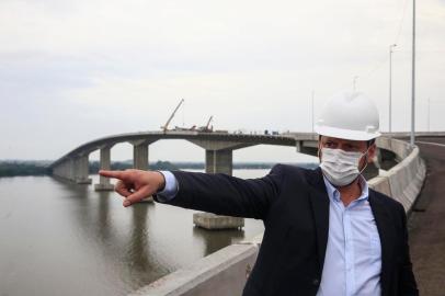  PORTO ALEGRE, RS, BRASIL - 2020.10.26 - Ministro Tarcísio Gomes visita obras da nova Ponte. (Foto: ANDRÉ ÁVILA/ Agência RBS)Indexador: Andre Avila<!-- NICAID(14626497) -->