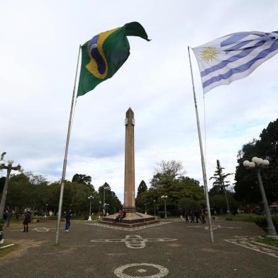  SANTANA DO LIVRAMENTO, RS, BRASIL - Na fronteira entre Santana do Livramento (Brasil) e Rivera (Uruguai), o clima de Copa do Mundo está presente, as camisetas e bandeiras de Brasil e Uruguai estão por todos os lados.Indexador: Jefferson Botega<!-- NICAID(13632594) -->