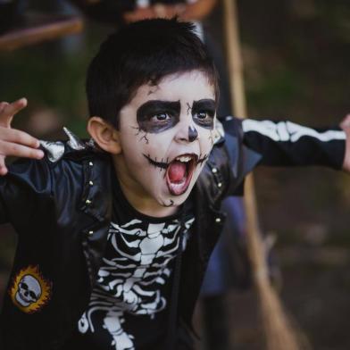 Caxias do Sul contará com Halloween Drive In para alegria das crianças.Conceito: Sidnei Staudt Planejamento e assessoria em eventos Crianças: Maya Fiuza, Miguel e Heitor Alves de Souza, Júlia  Brentano Michelon e Manuela Valentini Weiss<!-- NICAID(14626199) -->