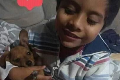 Wesley da Silva Cesar , com o cachorro Oligário. menino de seis anos morreu atropelado na segunda-feira por um caminhão na bom jesus<!-- NICAID(14627223) -->