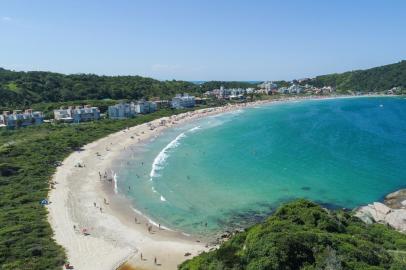 Praia de Quatro Ilhas, Bombinhas (SC)<!-- NICAID(14627261) -->