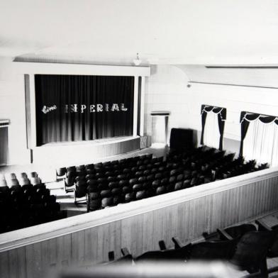 *** Reprodução cinemas - Rep ***Caxias do Sul 1951. Na foto interior do Cine Imperial. Fonte: AHMJSA Fotógrafo: Stúdio Geremia<!-- NICAID(1038542) -->