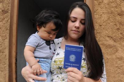 CAXIAS DO SUL, RS, BRASIL, 09/10/2020 - Um dos desafios do próximo prefeito é gerar mais emprego e renda. NA FOTO: A auxiliar de produção Bianca Luzia Machado Velho, 20 anos, ficou desempregada após o fechamento de uma indústria do setor elétrico, que se transferiu para Santa Catarina. (Marcelo Casagrande/Agência RBS)<!-- NICAID(14613394) -->