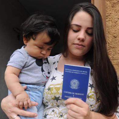 CAXIAS DO SUL, RS, BRASIL, 09/10/2020 - Um dos desafios do próximo prefeito é gerar mais emprego e renda. NA FOTO: A auxiliar de produção Bianca Luzia Machado Velho, 20 anos, ficou desempregada após o fechamento de uma indústria do setor elétrico, que se transferiu para Santa Catarina. (Marcelo Casagrande/Agência RBS)<!-- NICAID(14613394) -->