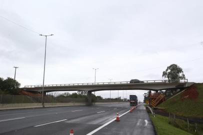  CACHOEIRINHA, RS, BRASIL - Construção de uma alça de acesso da freeway em Cachoeirinha, na altura do km 83. A obra é uma demanda antiga dos moradores, pois deve ajudar a diminuir o trânsito na cidade. Na imagem trabalhadores executam obra para levantar o vidaduto.