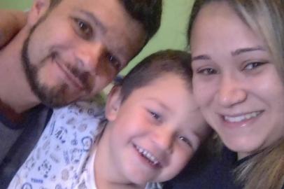 Família assassinada dentro de casa é sepultada em CaxiasFamília assassinada a tiros dentro de casa é sepultada nesta quarta-feira em Caxias Homem, mulher grávida de seis meses e o filho dela de quatro anos foram encontrados mortos na cama do casal na terça-feira Os corpos do casal e do menino assassinados a tiros dentro de um casa  na Rua Fábio Formollo entre os bairros Jardim Eldorado e Jardim Iracema serão sepultados na manhã desta quarta-feira (28) em Caxias do Sul. Edson Toffolo, 37 anos, Vanessa Martins dos Santos, 29, que estava grávida de seis meses, e o filho de Vanessa, Enzo dos Santos de Oliveira, quatro, foram mortos no porão da casa em que viviam. Os corpos foram encontrados na manhã de terça-feira (27) pela avó paterna do menino, que foi até a moradia buscar o neto para uma viagem. <!-- NICAID(14627703) -->