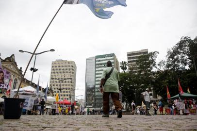  PORTO ALEGRE, RS, BRASIL, 26-10-2020: Irregularidades na campanha eleitoral nas Eleicoes 2020. Campanhas espalham bandeiras e materiais em espacos publicos, o que muitas vezes dificulta a circulacao de pessoas. (Foto: Mateus Bruxel / Agencia RBS)Indexador: Mateus Bruxel<!-- NICAID(14628054) -->