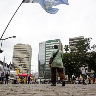  PORTO ALEGRE, RS, BRASIL, 26-10-2020: Irregularidades na campanha eleitoral nas Eleicoes 2020. Campanhas espalham bandeiras e materiais em espacos publicos, o que muitas vezes dificulta a circulacao de pessoas. (Foto: Mateus Bruxel / Agencia RBS)Indexador: Mateus Bruxel<!-- NICAID(14628054) -->