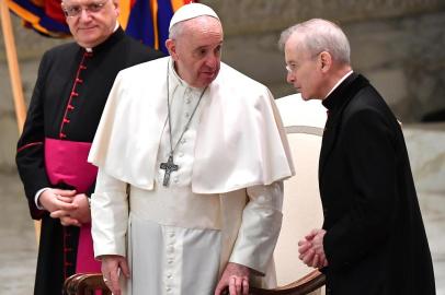  Pope Francis (C), flanked by Monsignor Leonardo Sapienza (L) and Monsignor Luis Maria Rodrigo Ewart speak during the weekly general audience in the Paul VI hall at the Vatican on October 28, 2020. (Photo by Tiziana FABI / AFP)Editoria: RELLocal: Vatican CityIndexador: TIZIANA FABISecao: popeFonte: AFPFotógrafo: STF<!-- NICAID(14628066) -->