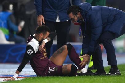  Paris Saint-Germains Brazilian forward Neymar receives medical treatment from medical staff during the UEFA Champions League Group H football match between Istanbul Basaksehir FK and Paris Saint-Germains, on October 28, 2020, at the Basaksehir Fatih Terim stadium in Istanbul. (Photo by OZAN KOSE / AFP)Editoria: SPOLocal: IstanbulIndexador: OZAN KOSESecao: soccerFonte: AFPFotógrafo: STF<!-- NICAID(14628169) -->