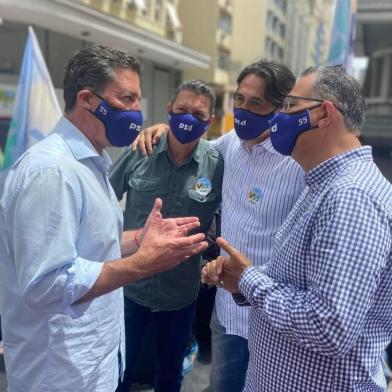 Governar por meio de uma gestão metropolitana é uma das propostas do candidato a prefeito de Porto Alegre Valter Nagelstein (PSD), que ocupou junto a centenas de militantes de sua sigla, a esquina democrática na última quarta-feira (28/10). Ao lado das principais lideranças do partido no estado, entre os quais o deputado federal Danrlei de Deus e o candidato Jairo Jorge, favorito na eleição de Canoas, <!-- NICAID(14628247) -->