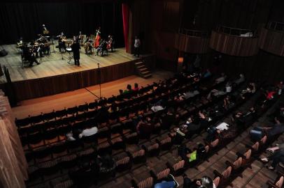  BENTO GONÇALVES, RS, BRASIL, 28/10/2020. Concerto da Orquestra de Câmara  da Fundação Casa das Artes marcou a reabertura do Anfiteatro Ivo da Rolt e o retorno da música ao vivo presencial em Bento Gonçalves, na noite desta quarta-feira. (Porthus Junior/Agência RBS)<!-- NICAID(14628597) -->