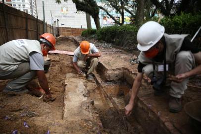  PORTO ALEGRE, RS, BRASIL - Há quatro meses do fim, como está a revitalização da praça da Matriz. Na imagem pessoas trabalham em muro do Século XIX encontrado na praça.<!-- NICAID(14627807) -->