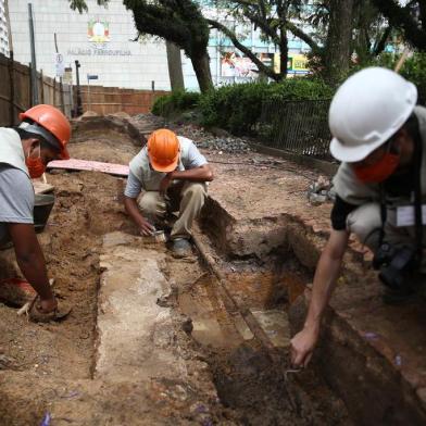  PORTO ALEGRE, RS, BRASIL - Há quatro meses do fim, como está a revitalização da praça da Matriz. Na imagem pessoas trabalham em muro do Século XIX encontrado na praça.<!-- NICAID(14627807) -->