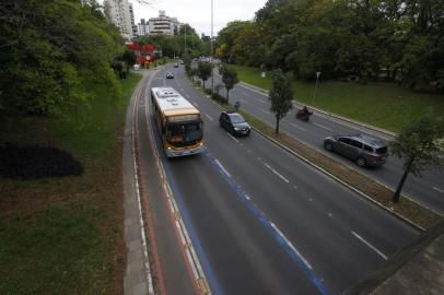  PORTO ALEGRE, RS, BRASIL, 29/10/2020- Faixa exclusiva para ônibus na Azenha.   Lauro Alves/  Agencia RBS<!-- NICAID(14628682) -->