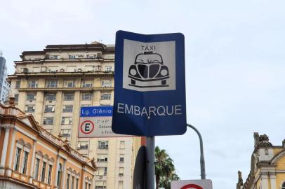 Placa de embarque de táxi em Porto Alegre ainda tem o pictograma de um fusca, criado na década de 1980. O desenho permaneceu a pedido dos taxistas.<!-- NICAID(14629015) -->