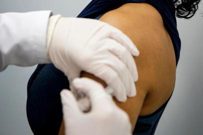  PORTO ALEGRE, RS, BRASIL, 03-09-2020: A tecnica em enfermagem do HCPA, Clair Soares Nascente, durante consulta e exames no Centro de Pesquisas Clinicas do Hospital Sao Lucas, da Pucrs, para receber a segunda dose da vacina CoronaVac. A profissional da saude e uma das voluntarias para testar a vacina contra o coronavirus. (Foto: Mateus Bruxel / Agencia RBS)Indexador: Mateus Bruxel<!-- NICAID(14584371) -->