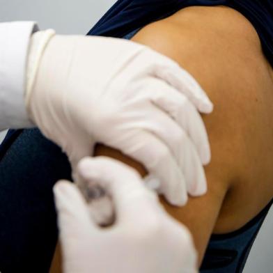  PORTO ALEGRE, RS, BRASIL, 03-09-2020: A tecnica em enfermagem do HCPA, Clair Soares Nascente, durante consulta e exames no Centro de Pesquisas Clinicas do Hospital Sao Lucas, da Pucrs, para receber a segunda dose da vacina CoronaVac. A profissional da saude e uma das voluntarias para testar a vacina contra o coronavirus. (Foto: Mateus Bruxel / Agencia RBS)Indexador: Mateus Bruxel<!-- NICAID(14584371) -->