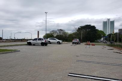 Inaugurado nesta quinta-feira, o novo estacionamento de veículos da Orla do Guaíba terá intensa fiscalização da Guarda Municipal. Agentes que atuam nas proximidades do Gasômetro até a Rótula das Cuias vão estender o patrulhamento para a nova área, entre o Parque Marinha e a pista de skate em construção. Não será necessário pagar para estacionar no local.  Foto: Eduardo Paganella/Agência RBS<!-- NICAID(14629433) -->