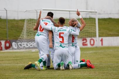 O Juventude derrotou o Paysandu por 2 a 0 , nesta quinta-feira (29) , pela terceira rodada com Campeonato Brasileiro de Aspirantes. Os dois gols foram marcados por Gabriel Aires. A partida ocorreu no estádio Homero Soldatelli , em Flores da Cunha. Com o resultado , o time da Serra chega a sete pontos conquistados , em nove disputados , e fica na liderança posição do Grupo B. Na próxima rodada , o time alviverde enfrenta o Ceará , no Centro de Treinamento Cidade Vozão , em Itaitinga. O jogo está marcado para o próximo domingo (1º) , às 15h.<!-- NICAID(14629460) -->