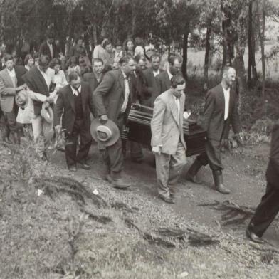 Cortejo fúnebre de Bortolo Mascarello no Travessão 7 de Setembro. Flores da Cunha, ca. 1951.<!-- NICAID(12063529) -->