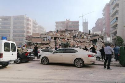  People works on a collapsed house in an earthquake-hit area of Izmir, on October 30, 2020  after major 7.0 magnitude earthquake struck off the coast of western Turkey. - The USGS said the quake was registered 14 kilometres (8.6 miles) off the Greek town of Neon Karlovasion on the Aegean Sea island of Samos. (Photo by Handout / Demiroren News Agency (DHA) / AFP) / Turkey OUT / TURKEY OUTEditoria: DISLocal: IzmirIndexador: HANDOUTSecao: earthquakeFonte: Demiroren News Agency (DHA)Fotógrafo: STR<!-- NICAID(14630190) -->