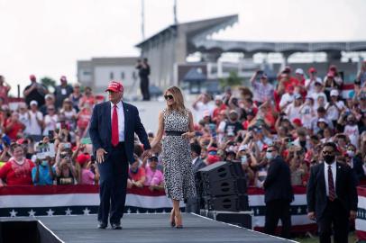 US President Donald Trump and US first lady Melania Trump leave after speaking during a Make America Great Again rally in Raymond James Stadiums parking lot October 29, 2020, in Tampa, Florida. (Photo by Brendan Smialowski / AFP)<!-- NICAID(14630206) -->